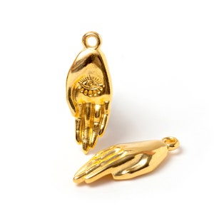 Gouden hanger met kleine hand met oog, genezende handbedel, spirituele handhanger, gemaakt in Europa, 24-karaats verguld, lood- en nikkelvrij, 23 mm