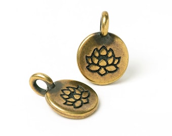 Dije de flor de loto de bronce redondo pequeño, TierraCast Lotus, dije zen, dije de meditación, dije de moneda de loto de latón oxidado, hecho en EE. UU., 17 x 12 mm