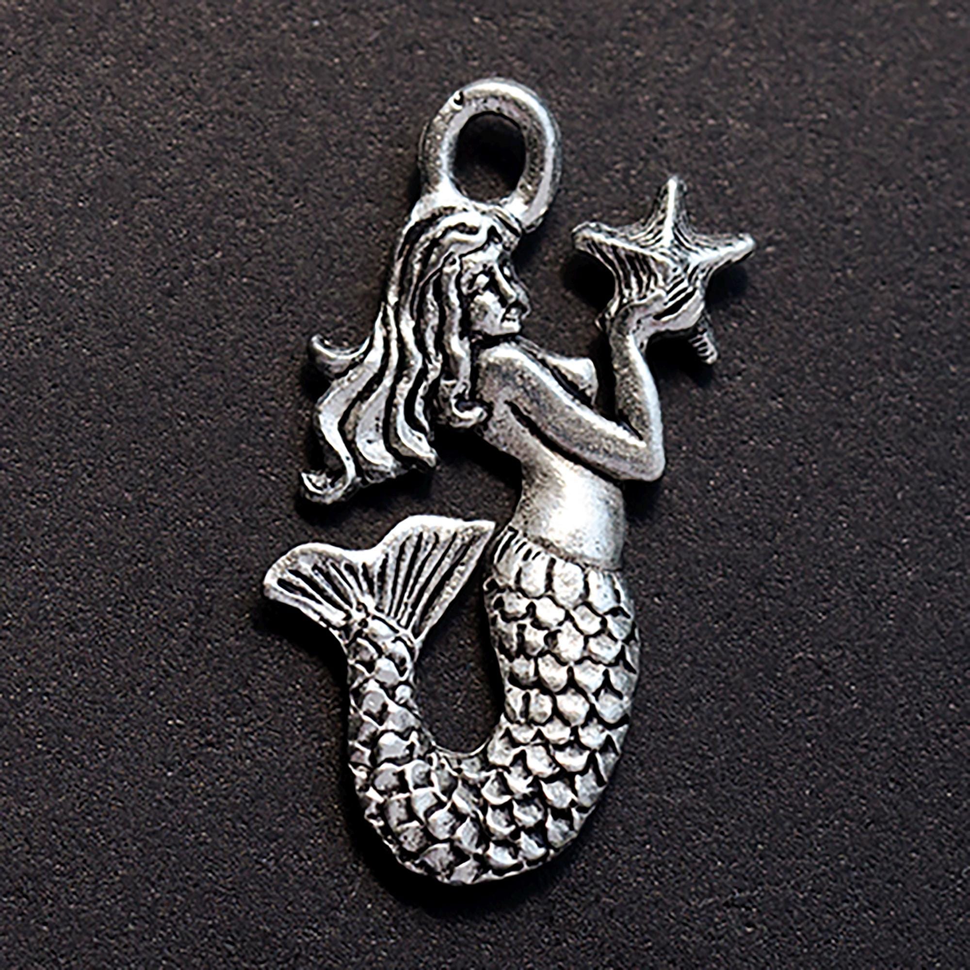Collana con ciondolo in resina, Silhouette di Ariel e ciondoli incisi ispirati al cartoon La Sirenetta - Italia