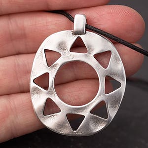 Großer Sonnenanhänger, Sun Focal Anhänger, antikes Silber, ethnischen, Stammes-Sonnenanhänger, hergestellt in Europa, 40 mm