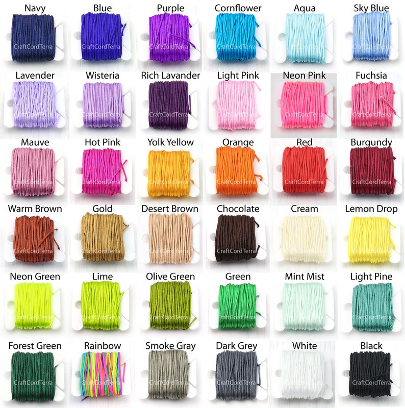 Puede incluir: Una cuadr&iacute;cula de coloridas bobinas de cord&oacute;n en varios tonos, incluyendo azul marino, azul, morado y verde. Cada bobina est&aacute; etiquetada con el nombre de su color, como "Navy", "Blue" y "Purple". Los cordones est&aacute;n bien enrollados y listos para manualidades.
