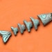 Grandes perles d’inquiétude de poisson hellénique, pendentif, perles d’inquiétude de patine verte, double face, moulage de métal, grec de Mykonos, 56 mm –MK334