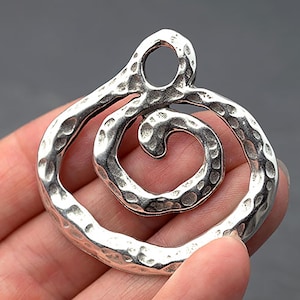 Grote zilveren spiraalhanger, spiraalvormige brandpunthanger, gehamerd, antiek zilver, etnisch, tribale hanger, gemaakt in Europa, 43 mm