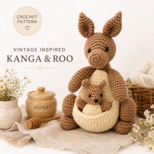 Puede incluir: Un canguro de ganchillo marrón con una bolsa de color crema que contiene un canguro bebé a juego. El texto dice CROCHET PATTERN VINTAGE INSPIRED KANGA & ROO. El juguete tiene ojos oscuros y un acabado de hilo texturizado.