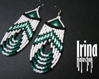 White and emerald beaded earring Seed bead earrings Emerald earring Fringe earrings Dangle earring Boho
