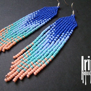 Kralenoorbellen, rocailles, moderne oorbellen, boho-oorbellen, franjeoorbellen, kralensieraden, gradatie van blauw naar lichtroze