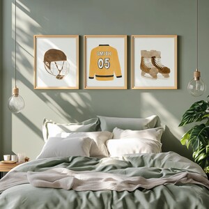 Puede incluir: Tres impresiones enmarcadas en una pared verde. Las impresiones son de un casco de hockey, una camiseta de hockey con el nombre "Smith" y el n&uacute;mero "05" en la espalda, y un par de patines de hockey.