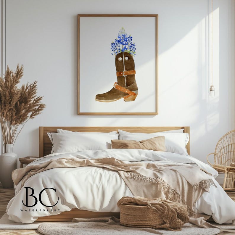 Puede incluir: Una pintura de acuarela de una bota vaquera marr&oacute;n con flores azules en la parte superior. La bota tiene una correa de cuero marr&oacute;n y una hebilla. El fondo es blanco.