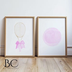 Conjunto de impresiones artísticas de tenis en acuarela rosa, carteles de tenis, arte de pelotas y raquetas de tenis, impresiones artísticas deportivas, arte infantil deportivo, decoración deportiva rosa
