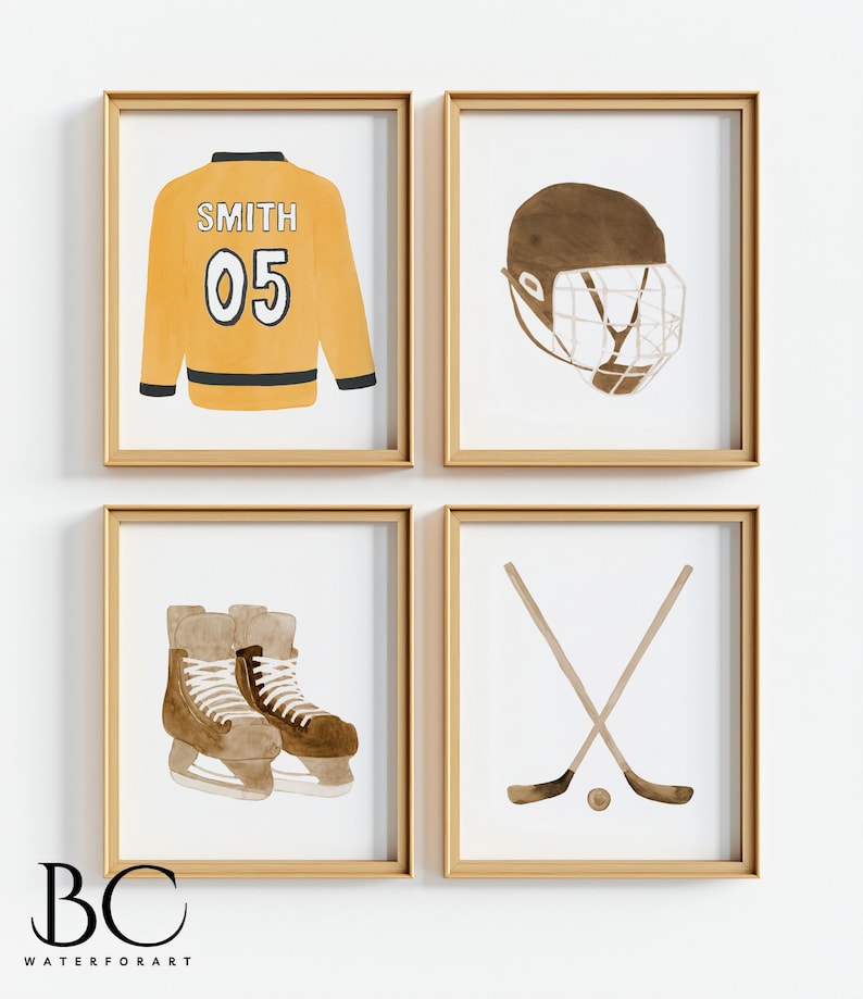 Puede incluir: Cuatro ilustraciones de acuarela enmarcadas de equipo de hockey. La imagen superior izquierda muestra una camiseta de hockey amarilla con el nombre "SMITH" y el n&uacute;mero "05" en la espalda. La imagen superior derecha muestra un casco de hockey marr&oacute;n con una jaula. La imagen inferior izquierda muestra un par de patines de hockey marrones. La imagen inferior derecha muestra dos palos de hockey cruzados con un disco.