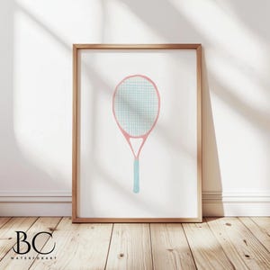 Impresión artística de raqueta de tenis en acuarela, arte infantil deportivo, decoración de pared deportiva, arte de pared de tenis, guardería de tenis, impresión artística deportiva, regalo de tenis