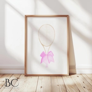 Impresión artística de raqueta de tenis rosa con acuarela, póster de tenis, impresión artística de raqueta rosa con lazo, arte de tenis, arte infantil deportivo, decoración deportiva rosa