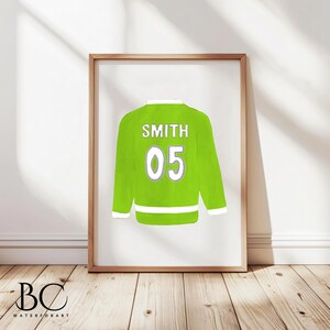 Puede incluir: Una camiseta de hockey verde con el nombre "SMITH" y el n&uacute;mero "05" en la espalda.