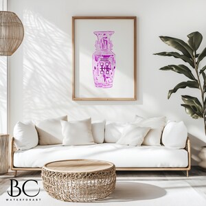 Peut inclure: Une peinture à l'aquarelle d'un vase chinois rose et blanc avec un motif décoratif. Le vase est encadré et exposé sur un mur blanc.
