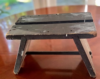 Taburete vintage de madera primitiva: reposapiés rústico marrón envejecido, decoración de granja
