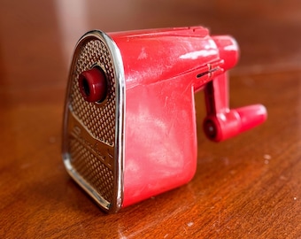 Vintage Swingline Bleistiftspitzer, Rotes Mid-Century Schreibtisch Accessoire