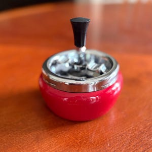 Popielniczka Vintage Red Roulette – Oryginalna wirująca popielniczka w stylu Mid-Century Modern z pokrywką Push-Top