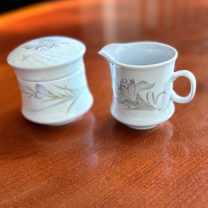 Vintage Porcelain Creamer and Sugar Bowl Set with Lid – China Pearl “Daffodil” Creamer and Lidded Sugar Bowl – Fine China Floral Set