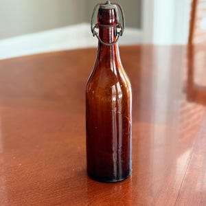 Vintage Bernsteinglas Bügelflasche - Antike Bier / Soda Flasche - Sammlerstück Rustikales Dekor