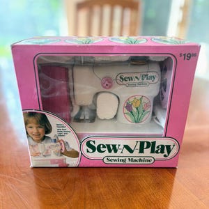 Vintage Sew-N-Play Spielzeug-Nähmaschine im Kasten, Batteriebetrieben mit Fußhebel, 1990er Jahre Spielzeug für Kinder ab 8 Jahren, Modell 456