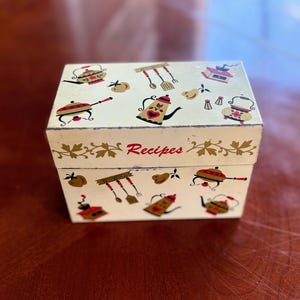 Vintage Tin Recipe Box with Retro Kitchen Motif – Charming 1950s Storage for Recipe Cards