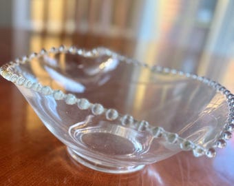 Bol de cristal transparente con borde de cuentas, estilo vintage, de 24 cm (9,5 pulgadas), con forma de corazón de Imperial Candlewick.