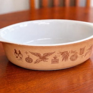 Cazuela Pyrex Early Americana 043 vintage de 1,5 cuartos de galón, color marrón, con diseño de águila, forma ovalada, de vidrio opalino.