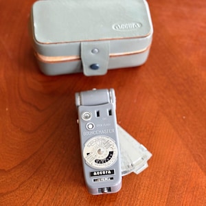 Vintage Accura BounceMaster Camera Flash with Original Case - Retro Photography Accessory