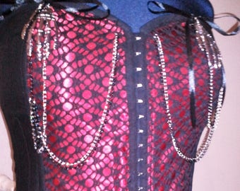 Corset style gothique de couleur noir et rouge breloque métal mains squelette