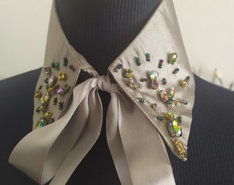 Faux silk collar in bronze color and decorated with rhinestones and coral beads