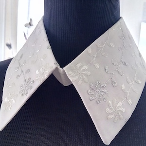 Cuello falso en algodón blanco bordado plata e hilo blanco satinado