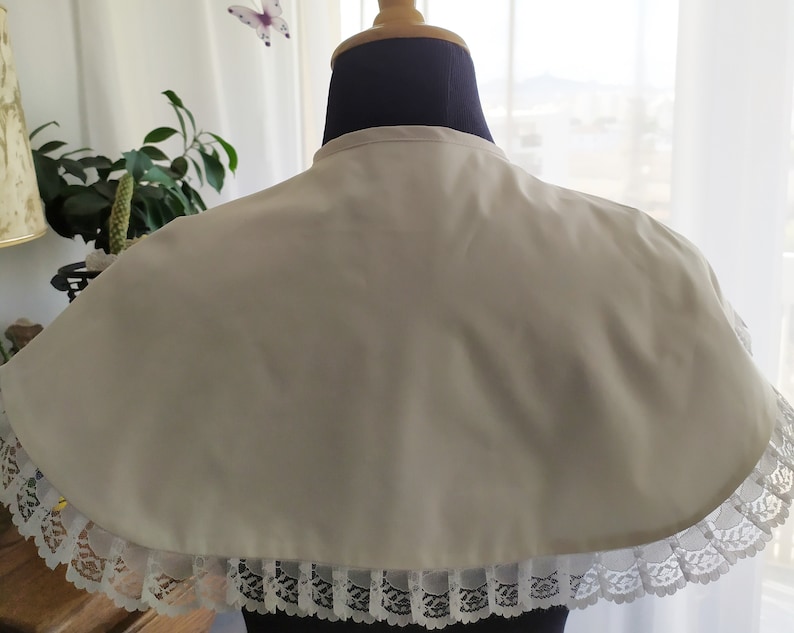 Large Claudine collar in white cotton cape shape edge decorated with white lace