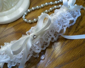 Pretty garter in white lace and unbleached organza