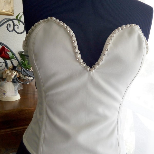 Joli corset en satin de polyester de couleur écru