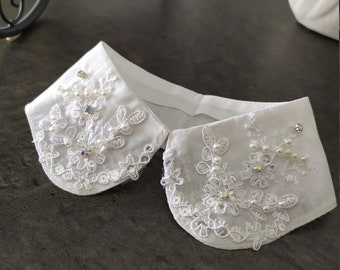 Faux col Claudine en coton de couleur blanc naturel, décoré de strass et perlé main sur dentelle guipure blanche