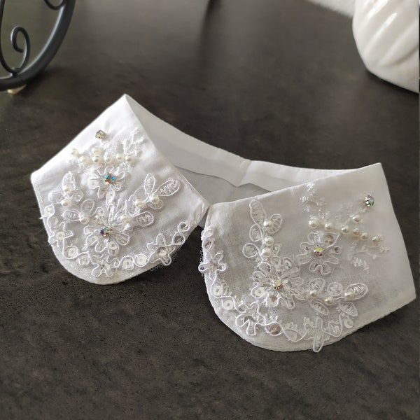 Faux col Claudine en coton de couleur blanc naturel, décoré de strass et perlé main sur dentelle guipure blanche