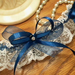 Pretty garter in white lace and navy blue organza