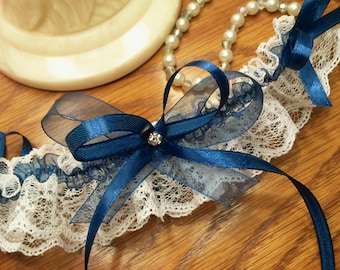 Pretty garter in white lace and navy blue organza