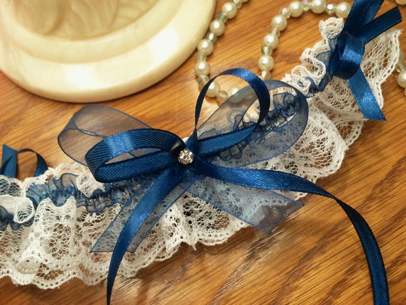 Pretty garter in white lace and navy blue organza image 1