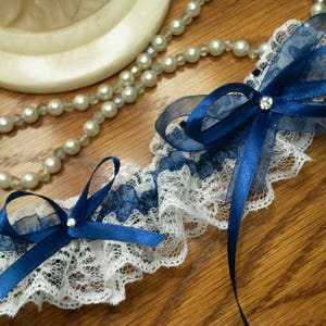 Pretty garter in white lace and navy blue organza image 2