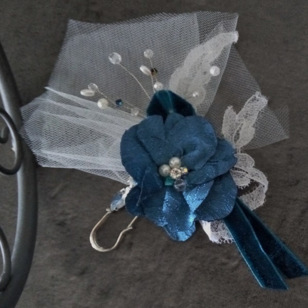 Épingle broche remonte ou accroche traîne pour robe de mariée fleur de couleur bleu vert canard