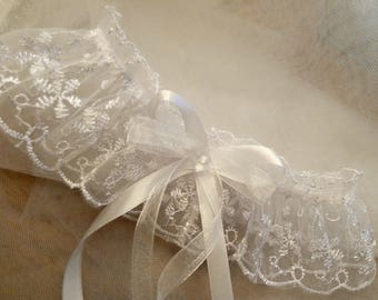 Jolie jarretière en organza sur brodé fil de satin blanc