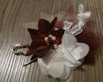 Épingle broche accroche ou remonte traîne pour robe de mariée fleurs de couleur blanche et bordeaux