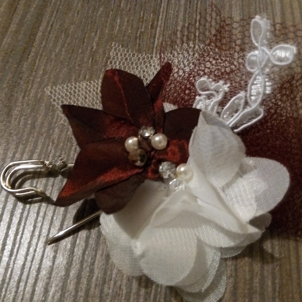 Épingle broche accroche ou remonte traîne pour robe de mariée fleurs de couleur blanche et bordeaux