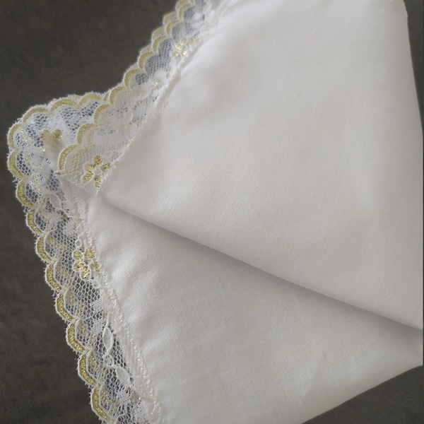 Petit mouchoir en Coton de couleur blanc, les bordures de dentelle blanche et doré