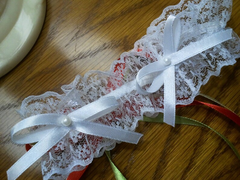 Pretty and original white lace garter decorated with satin bows image 3