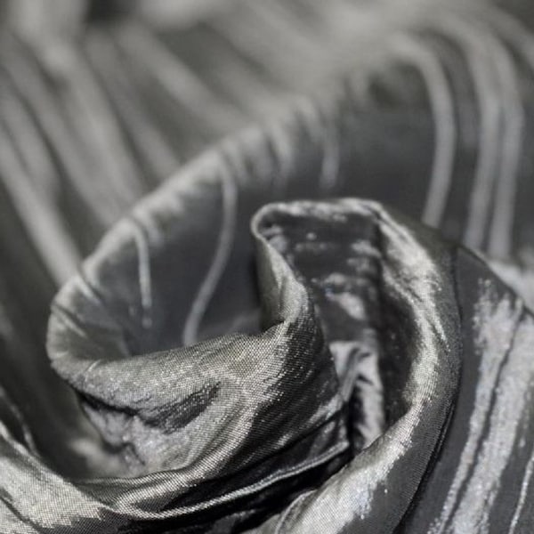 coupon de Tissu taffetas froissé plissé de couleur gris métal