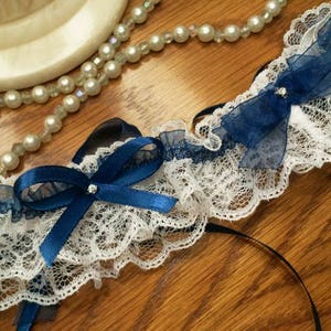 Pretty garter in white lace and navy blue organza image 3