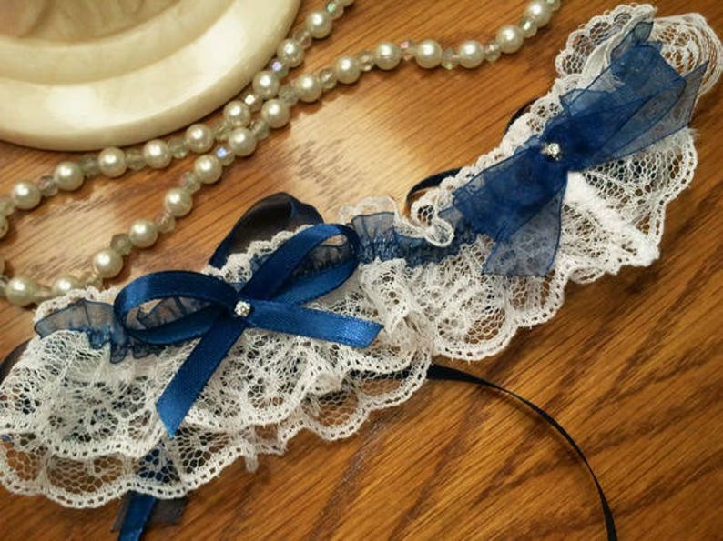 Pretty garter in white lace and navy blue organza image 3