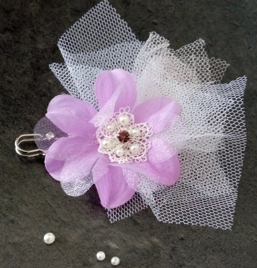 Broche ou attache (remonte traîne) marage brodée créateur, haute